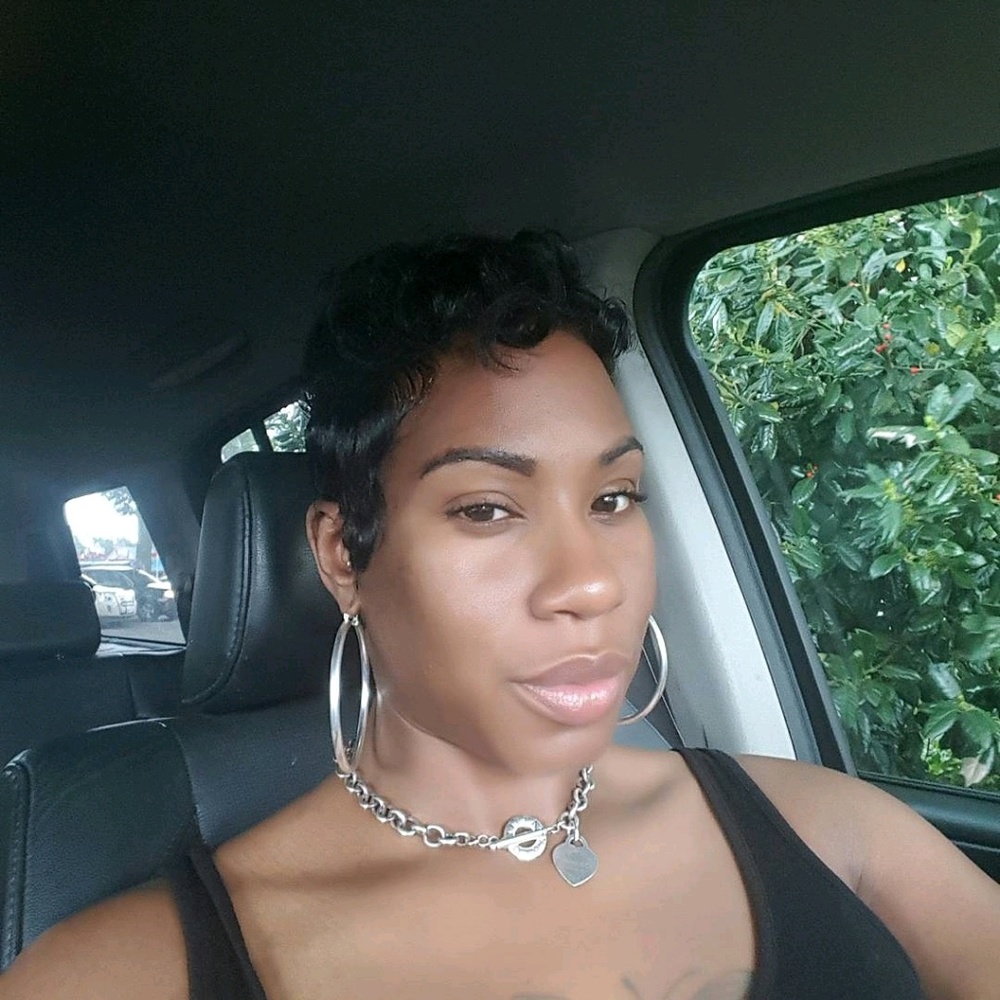 Meet your Posher, Monique